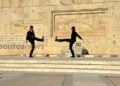 Πρώτη αλλαγή φρουράς για την επέτειο της19ης Μαΐου (φωτ.: Γκλόρια Στρατιώτη)