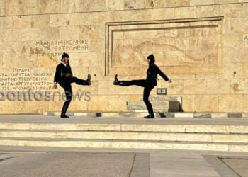 Πρώτη αλλαγή φρουράς για την επέτειο της19ης Μαΐου (φωτ.: Γκλόρια Στρατιώτη)