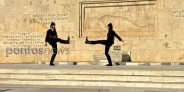 Πρώτη αλλαγή φρουράς για την επέτειο της19ης Μαΐου (φωτ.: Γκλόρια Στρατιώτη)