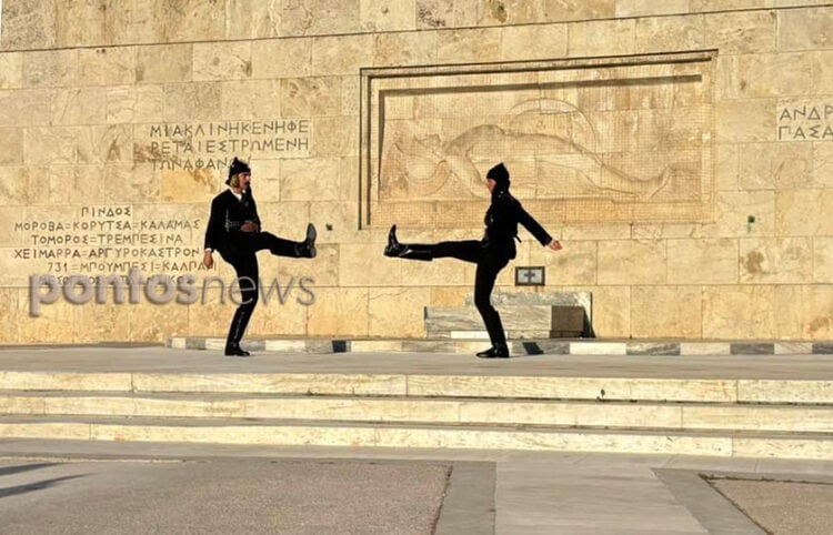 Πρώτη αλλαγή φρουράς για την επέτειο της19ης Μαΐου (φωτ.: Γκλόρια Στρατιώτη)