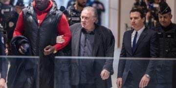 O Γάλλος ηθοποιός Ζεράρ Ντεπαντιέ (κέντρο) μαζί με τον δικηγόρο του φθάνουν στο δικαστήριο του Παρισιού τον περασμένο Μάρτιο (φωτ.: EPA/Christophe Petit Tesson)