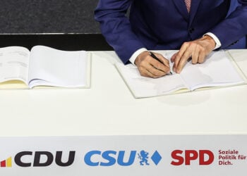 Ο Μερτς υπογράφει την προγραμματική συμφωνία για το σχηματισμό κυβέρνησης  (φωτ.: EPA / Filip Singer)
