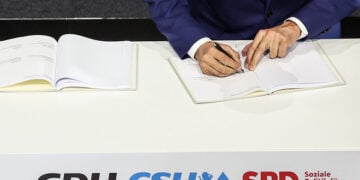 Ο Μερτς υπογράφει την προγραμματική συμφωνία για το σχηματισμό κυβέρνησης  (φωτ.: EPA / Filip Singer)
