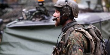Γερμανός στρατιώτης στη διάρκεια άσκησης του ΝΑΤΟ τον περασμένο Μάρτιο (φωτ.: EPA/Anna Szilagyi)