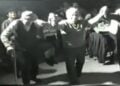 Στιγμιότυπο από το βίντεο με τον πυρρίχιο χορό σέρρα των γερόντων από τη Χάρσερα