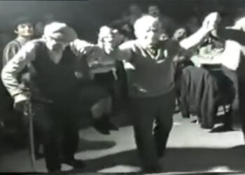 Στιγμιότυπο από το βίντεο με τον πυρρίχιο χορό σέρρα των γερόντων από τη Χάρσερα