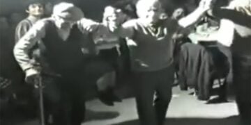 Στιγμιότυπο από το βίντεο με τον πυρρίχιο χορό σέρρα των γερόντων από τη Χάρσερα