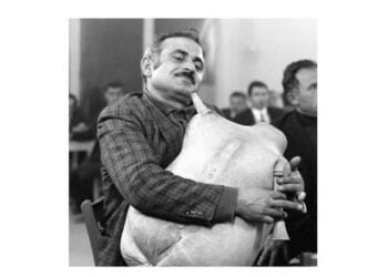 Ο Γιάννης Καλπατσινίδης με το αγγείον του