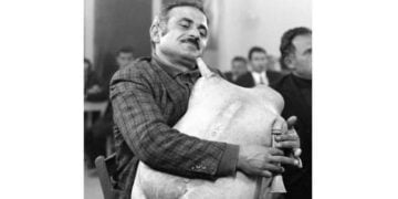 Ο Γιάννης Καλπατσινίδης με το αγγείον του