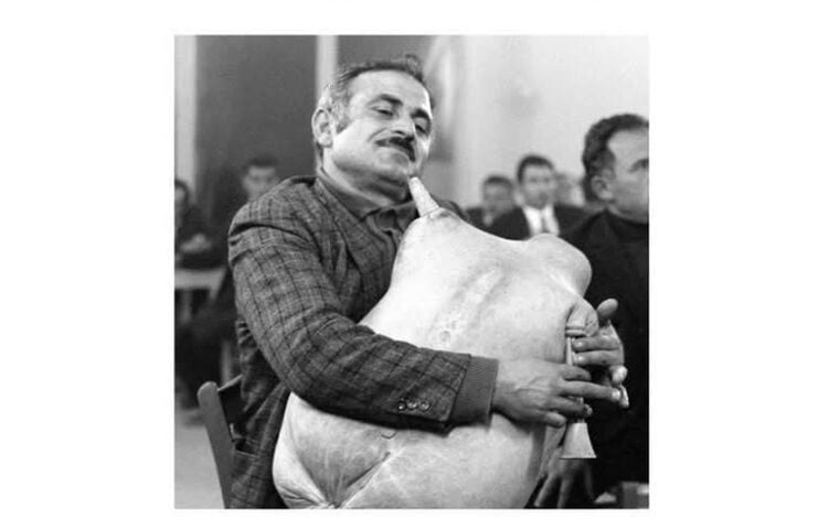 Ο Γιάννης Καλπατσινίδης με το αγγείον του