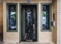 Από την έκρηξη προκλήθηκαν μόνο μικρής έκτασης υλικές ζημιές στην είσοδο της πολυκατοικίας (φωτ.: EUROKINISSI/Γιάννης Παναγόπουλος)