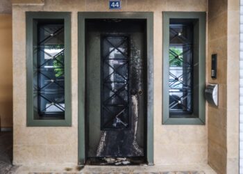 Από την έκρηξη προκλήθηκαν μόνο μικρής έκτασης υλικές ζημιές στην είσοδο της πολυκατοικίας (φωτ.: EUROKINISSI/Γιάννης Παναγόπουλος)