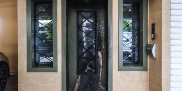 Από την έκρηξη προκλήθηκαν μόνο μικρής έκτασης υλικές ζημιές στην είσοδο της πολυκατοικίας (φωτ.: EUROKINISSI/Γιάννης Παναγόπουλος)