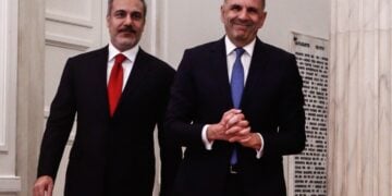 Από αριστερά, ο Χακάν Φιντάν και ο Γιώργος Γεραπετρίτης (φωτ. αρχείου: EUROKINISSI/Σωτήρης Δημητρόπουλος)