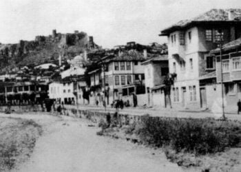 Άποψη της Ινέπολης. Στο βάθος διακρίνεται το βυζαντινό φρούριο (φωτ.: «Η Έξοδος», τόμος ΙΒ')