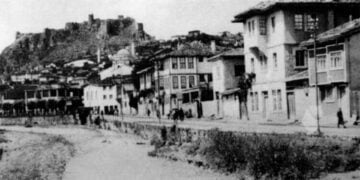 Άποψη της Ινέπολης. Στο βάθος διακρίνεται το βυζαντινό φρούριο (φωτ.: «Η Έξοδος», τόμος ΙΒ')
