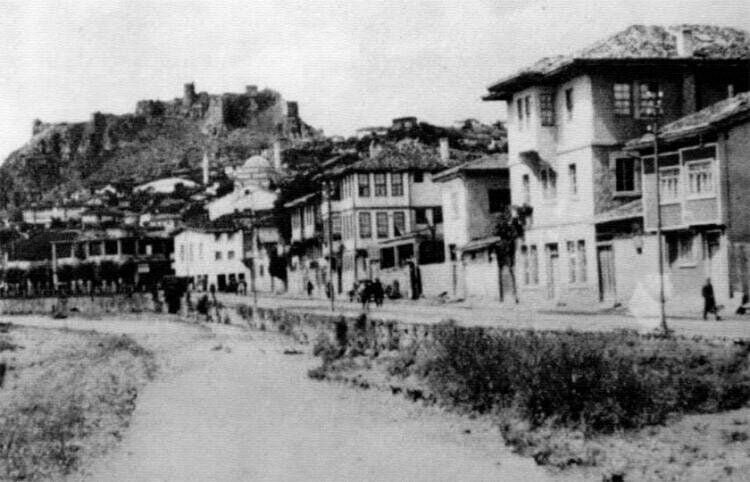 Άποψη της Ινέπολης. Στο βάθος διακρίνεται το βυζαντινό φρούριο (φωτ.: «Η Έξοδος», τόμος ΙΒ')