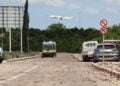 Αεροπλάνο απογειώνεται μετά την πρόσκρουση του πυραύλου των Χούθι στο αεροδρόμιο Μπεν Γκουριόν κοντά στο Τελ Αβίβ (φωτ.: . EPA/Abir Sultan)