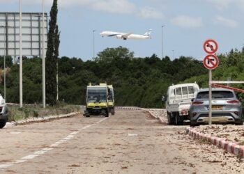 Αεροπλάνο απογειώνεται μετά την πρόσκρουση του πυραύλου των Χούθι στο αεροδρόμιο Μπεν Γκουριόν κοντά στο Τελ Αβίβ (φωτ.: . EPA/Abir Sultan)