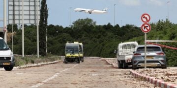 Αεροπλάνο απογειώνεται μετά την πρόσκρουση του πυραύλου των Χούθι στο αεροδρόμιο Μπεν Γκουριόν κοντά στο Τελ Αβίβ (φωτ.: . EPA/Abir Sultan)