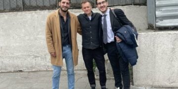 Ο Γιοακίμ Μεντίν (κέντρο) μόλις έχει αποφυλακιστεί (φωτ.: X/Munzur Press)