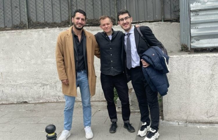 Ο Γιοακίμ Μεντίν (κέντρο) μόλις έχει αποφυλακιστεί (φωτ.: X/Munzur Press)