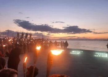 Δεκάδες αναμμένες δάδες για τους χιλιάδες νεκρούς του Πόντου και στο βάθος το ηλιοβασίλεμα στο Καραμπουρνάκι (φωτ.: facebook/Petros Pappas)