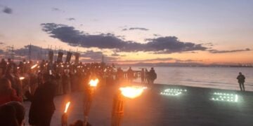 Δεκάδες αναμμένες δάδες για τους χιλιάδες νεκρούς του Πόντου και στο βάθος το ηλιοβασίλεμα στο Καραμπουρνάκι (φωτ.: facebook/Petros Pappas)