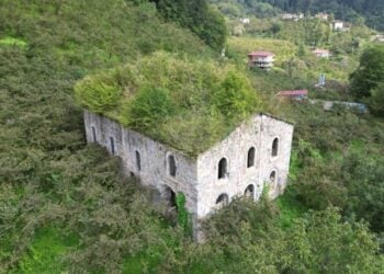 Η εκκλησία του Τιμίου Προδρόμου έχει γίνει ένα με τη φύση (φωτ.: gumuskoza.com.tr)