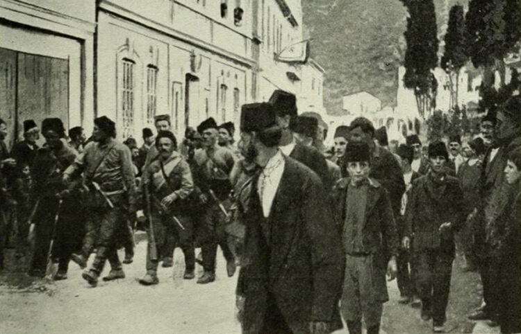 Τα ρωσικά στρατεύματα εισέρχονται στην Τραπεζούντα, Απρ. 1916 (πηγή: Internet Archive Book Images / commons.wikimedia.org)