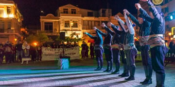 Πυρρίχιος χορός σέρρα στην Πλατεία Ελευθερίας στην Καβάλα (φωτ.: Δήμος Καβάλας)
