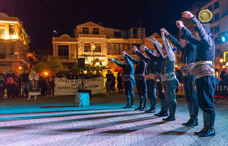 Πυρρίχιος χορός σέρρα στην Πλατεία Ελευθερίας στην Καβάλα (φωτ.: Δήμος Καβάλας)