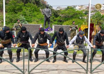 Πυρρίχιος χορός σέρρα μπροστά από τον «Ακρίτα του Πόντου» (φωτ.: Δήμος Καβάλας / Κώστας Σαραϊδάρης)