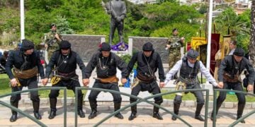 Πυρρίχιος χορός σέρρα μπροστά από τον «Ακρίτα του Πόντου» (φωτ.: Δήμος Καβάλας / Κώστας Σαραϊδάρης)