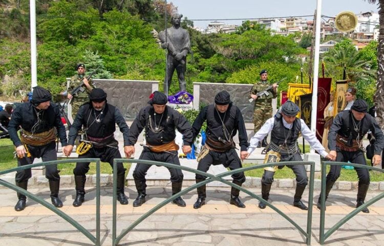 Πυρρίχιος χορός σέρρα μπροστά από τον «Ακρίτα του Πόντου» (φωτ.: Δήμος Καβάλας / Κώστας Σαραϊδάρης)