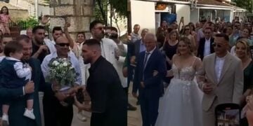 Παρά τα εμπόδια, η νύφη κατάφερε να βρεθεί με τον γαμπρό!