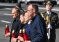 Σε πρώτο πλάνο ο Γερμανός καγκελάριος Φρίντριχ Μερτς και δίπλα του ο Γάλλος πρόεδρος Εμανουέλ Μακρόν, ο Ουκρανός πρόεδρος Βολοντίμιρ Ζελένσκι και ο Πολωνός πρωθυπουργός Ντόναλντ Τουσκ με κεριά στα χέρια στην πλατεία Ανεξαρτησίας του Κιέβου (φωτ.: EPA/Darek Delmanowicz)