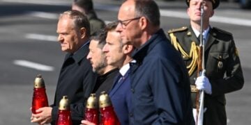 Σε πρώτο πλάνο ο Γερμανός καγκελάριος Φρίντριχ Μερτς και δίπλα του ο Γάλλος πρόεδρος Εμανουέλ Μακρόν, ο Ουκρανός πρόεδρος Βολοντίμιρ Ζελένσκι και ο Πολωνός πρωθυπουργός Ντόναλντ Τουσκ με κεριά στα χέρια στην πλατεία Ανεξαρτησίας του Κιέβου (φωτ.: EPA/Darek Delmanowicz)