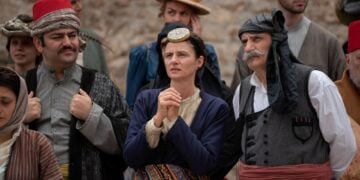 Για τη δημιουργία των ενδυμάτων, έγινε επιμελής έρευνα σε υλικό εποχής από φωτογραφίες, σκίτσα και γκραβούρες (φωτ.: tvopen.gr)