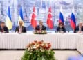 Οι αποστολές Ουκρανίας και Ρωσίας στο τραπέζι των συνομιλιών στην Κωνσταντινούπολη μαζί με τον Χακάν Φιντάν (κέντρο) στις 16 Μαΐου (φωτ.: ΕΡΑ/Υπουργείο Εξωτερικών της Τουρκίας)