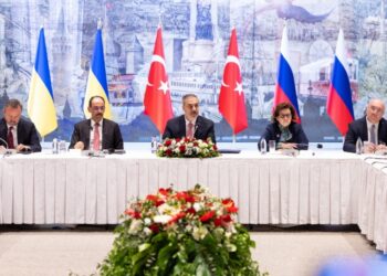 Οι αποστολές Ουκρανίας και Ρωσίας στο τραπέζι των συνομιλιών στην Κωνσταντινούπολη μαζί με τον Χακάν Φιντάν (κέντρο) στις 16 Μαΐου (φωτ.: ΕΡΑ/Υπουργείο Εξωτερικών της Τουρκίας)