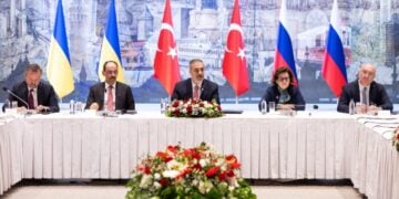 Οι αποστολές Ουκρανίας και Ρωσίας στο τραπέζι των συνομιλιών στην Κωνσταντινούπολη μαζί με τον Χακάν Φιντάν (κέντρο) στις 16 Μαΐου (φωτ.: ΕΡΑ/Υπουργείο Εξωτερικών της Τουρκίας)
