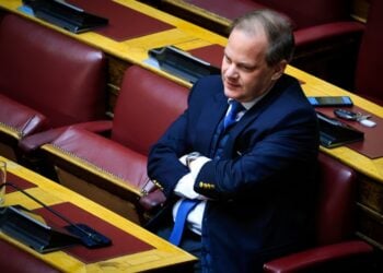 Ο Κώστας Καραμανλής στη Βουλή (φωτ.: EUROKINISSI/Γιώργος Κονταρίνης)