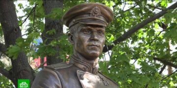 Η προτομή του Θεόδωρου Κοτάνοφ που τοποθετήθηκε στη Μαριούπολη (φωτ.: dzen.ru)