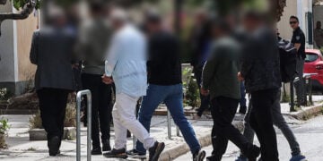 Οι 9 συλληφθέντες κατά τη μεταγωγή τους στον εισαγγελέα 
(φωτ.: EUROKINISSI / Γιάννης Παναγόπουλος)