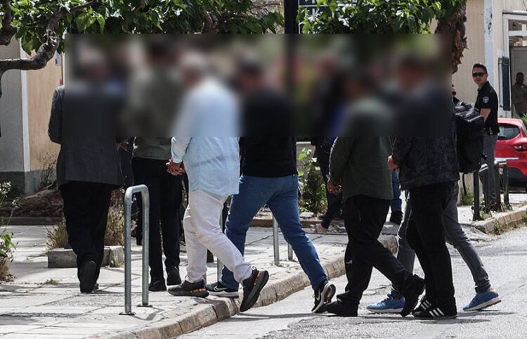 Οι 9 συλληφθέντες κατά τη μεταγωγή τους στον εισαγγελέα 
(φωτ.: EUROKINISSI / Γιάννης Παναγόπουλος)