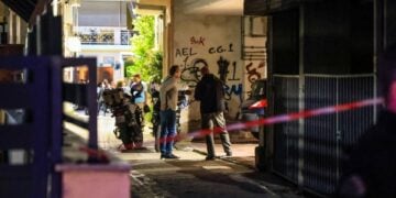 Η αστυνομία απέκλεισε την οικοδομή όπου έγινε η δολοφονία (φωτ.: EUROKINISSI)