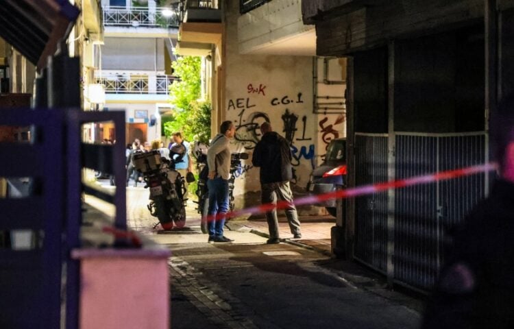 Η αστυνομία απέκλεισε την οικοδομή όπου έγινε η δολοφονία (φωτ.: EUROKINISSI)