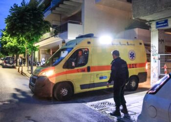 Ασθενοφόρο του ΕΚΑΒ στο σπίτι όπου η 52χρονη μαχαιρώθηκε μέχρι θανάτου από τον γιο της (φωτ.: EUROKINISSI)