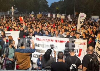 Στιγμιότυπο από διαμαρτυρία που οργανώθηκε κατά της μεταρρύθμισης για τη χρήση της μαντίλας στα λύκεια της κατεχόμενης Λευκωσίας (φωτ.: facebook/Havadis Gazetesi)